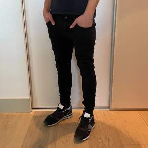 Hej! Vi säljer nu ett par grovt stilrena Tiger Of Sweden Jeans | Strl: 29/32 (fits 29/30) Skick: 10/10 Retail: ca 1700kr | För ytterligare frågor är det bara att skriva 🌴