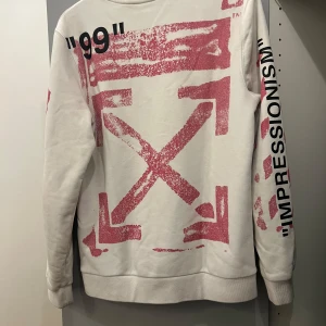 Off white sweatshirt  - Off white sweatshirt i storlek S  Fin och inga hål osv. 
