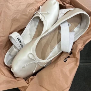 miumiu vita ballerina skor  - i bra skick ♡ 
