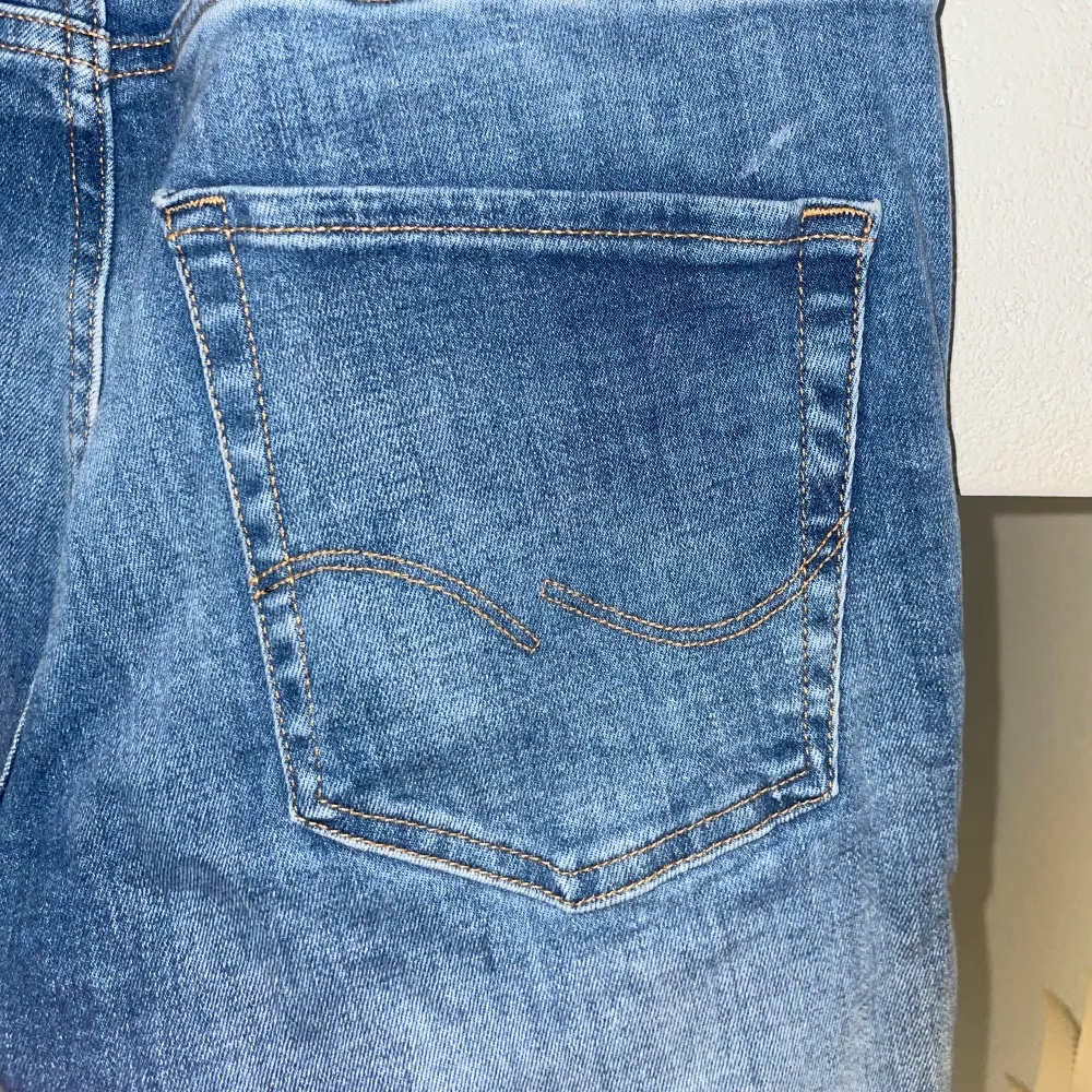 Tjabba säljer dessa Jack & Jones jeans i fint skick. Storlek W30 L30! Hör av dig vid frågor och funderingar! Billigare vid köp av flera av mina artiklar så checka in kontot🤩🙌. Jeans & Byxor.