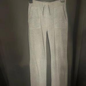 Juicy byxor  - Jag säljer mina nästan oanvända gråa juicy couture byxor då jag aldrig använder dom. Dom silvriga knapparna på snörena har åkt av i tvätten annars finns inga tecken på skada!