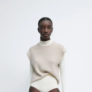 Topp - Stickad topp med korta ärmar från Zara, knappt använd! Är i storlek large men liten i storleken.