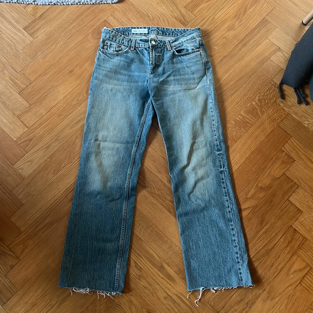 Jeans från Zara. Storlek 38, passar S/M. Midjemått 40cm. Innerbenslängd 77cm. Jag är 167cm som referens. Aldrig använda så i nyskick . Jeans & Byxor.