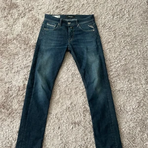 Mörkblå jeans från Replay - Säljer ett par snygga mörkblå jeans från Replay. De har en klassisk femficksdesign och en bekväm passform. Jeansen är i bra skick och har en snygg tvätt som ger dem en cool look. Perfekta för både vardag och fest! Nypris är 1399 men mitt pris är 599