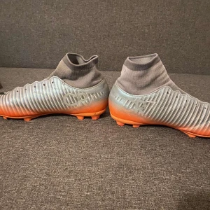 CR7 fotbollsskor. - CR7 2018 fotbollsskor sällsynta. 