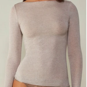 Intimissimi  - säljer en beige intimissimi tröja i storlek XS/S pga att den inte kommer till så stor användning , endast använd ett fåtal gånger , den är som ny 💕