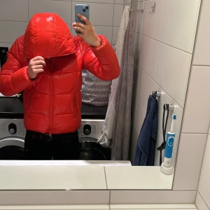 Vinter jacka - Tja! Nu säljer jag denna tvär feta SAVE THE DUCK jacka perfekt nu när det börjar bli vinter. Jackan köptes förra året på NK där av bara använd i en säsong. Skick 9/10. Hör gärna av dig vi frågor eller om mer bilder. Priset är ej hugget i sten😊