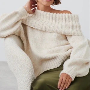 Off shoulder tröja från Gina! Perfekt till hösten 🤎 - Stickad off shoulder, använd 2-3ggr. Räkna med en liten defekt, är osäker om defekt förekommer men eventuellt anledningen priset.