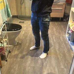Replay anbass hyperflex  - Tja! Säljer dessa riktigt feta Replay jeans som ej kommer till användning Strl 30/31 då dom är om sydda Ny pris 1800 mitt pris 500kr hör av er om ni har några funderingar!