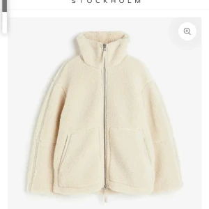 Teddy jacka  - Säljer för att den va för liten för mig och glömde skicka tillbaka 💗Aldrig använder eftersom den inte passa. Nypris 700kr
