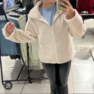 Teddy jacka hm - En superfin teddyjacka från hm slutsåld överallt❤️