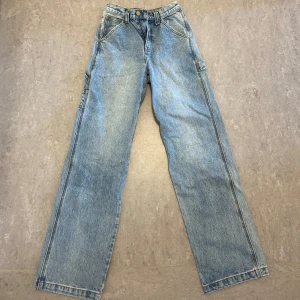 Cargo jeans - Blåa cargo jeans som jag aldrig använt från Brandy Melville