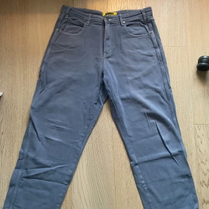 Butter goods overdye denim pants - Byxorna köpte jag på Junkyard skate shop på Norrlandsgatan för ungefär 1300kr. Jag brukade ha på mig byxorna när jag skejta förut men nu längre använder jag dom aldrig. Hade dom endast några få gånger så dom är i mycket bra skick! 