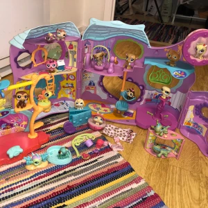 Littlest Pet Shop  - Stort hus, mellan hus, mini hus Många små saker 18st djur  Allt i väldigt bra skick 