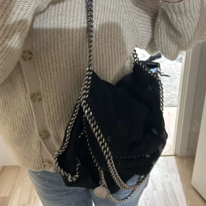 Svart Stella mcartney  - Svart Stella McCartney väska i modellen falabella, väskan är i bra skick förutom att kedjorna börjat rosta lite. Den gamla modellen❤️