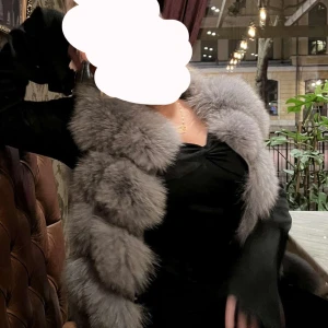 Pälsväst  - Grå päls väst, bra skick och har fickor vid sidorna 