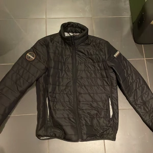 Napapijri jacka-tunnt vadderad - Väldigt bra skick på jackan. Använd ett halvår typ och håller fortfarande.  Köptes år 2022 och har ej kvar kvittot Passform - slim. Passar den som är runt 150-165cm.  Orginalpris 1500kr