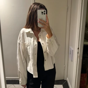 Vit oversized jeansjacka  - Jeansjacka ifrån H&M. Oversized storlek 38 men storlekslapp bortklippt.   Perfekt att bara dra på sig sena sommarkvällar 🫶🏼