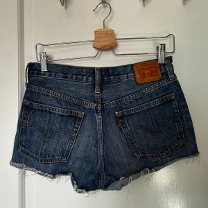 Levis Shorts - Snygga low waist shorts från Levis. W28, fick för små vid köp så därav säljer jag. Aldrig anvnda och superfina!🫐