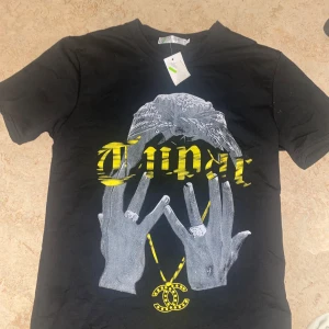 Tupac dress - Detta är en Tupac tracksuit med shorts, väldigt bra kvalitet och är väldigt skön, den är helt oanvändbar ny o fräsch (storlek M på båda).