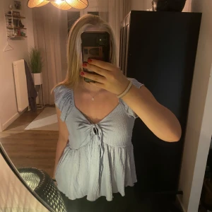 Ljusblå topp ifrån lager 157 - Ljusblå volangtopp ifrån lager 157🩵 Strl S