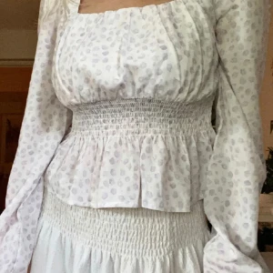 Blus NAKD - Blus från NA-KD. Väldigt sparsamt använd!  Supersöt och somrig 💕🍾 Strl 32 men passar bra på 34/36 också skulle jag tro! 