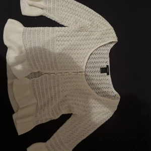 Lindex stickad kofta-vit - Vit kofta från Lindex!  Super fin, skön och trendig💕 Använd 2 gånger