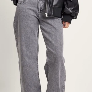 Jeans från nakd - Använt ett par gånger, säljer då de har blivit för stora för mig! Jättesköna, mjuka och bra skick (inga skador) dock en liten fläck längst ner på ena benet.   Innebenslängd 83cm Midjemått 78cm Höftmått 102cm  Ordinariepris 699kr, säljer för 100kr.