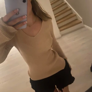 Glittrig hösttröja  - En jätte söt glittrig långärmad tröja som passar perfekt till alla tillfällen! Framförallt nu till hösten, helt oanvänd och köp ca 1 år sen💗