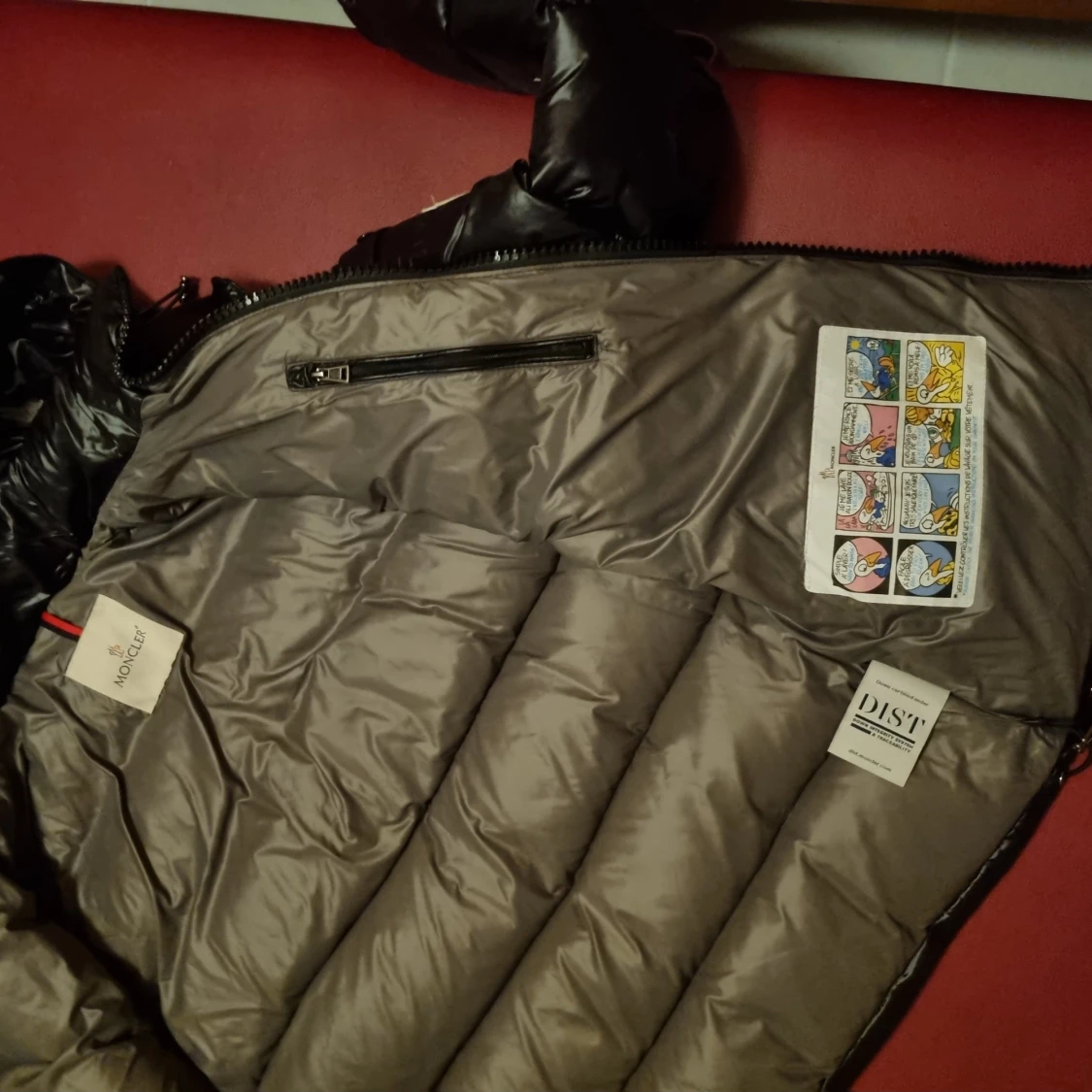 En moncler jacka är i bra shick anvönd 2 gånger  - 90