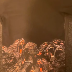 Givenchy Paris T-Shirt med apor  - Väldigt fräsch och unik tröja från givenchy, med en cool design storleken är XS men kan passa dig som har S samt M den är lite större i storleken, själv har jag XS så det är anledningen att jag säljer denna tröja den är för stor för mig , 