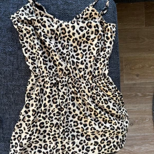 Byxdress - Byxdress i shorts form Använd fåtal gånger men väldigt fint skick 