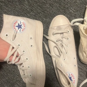 Converse skor -  Hej jag säljer dessa två Converse skor som jag inte använder ena storleken på de första på bilden är 37-38 och de andra är runt 36