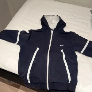 Hugo boss kofta - Skick 7/10 lite av det vita på armarna börjar att gå av pga tvättning. Äkta köpt från kidsbrandstore. Passar på 12-13 åringar 