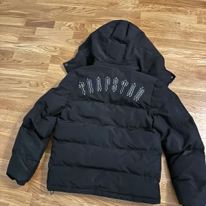 Trapstar jacka - Jackan är använd några gånger, men den är fortfarande i bra skick. Säljer den på grund av att jag har köpt en ny jacka. Skriva om ni är seriösa och vill köpa!