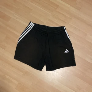 Adidas shorts - Svarta adidas shorts storlek Large