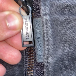 Dsquared 2 jeans svarta - Fin dsquared 2 jeans som är väldigt sällsynta med tanken på att dem är hel svarta och att dem inte har några färger på sig villket skiljer sig stort med dem andra dsquared jeansen. Dem är väldigt fina och som samlar på sig otroligt många komplimanger