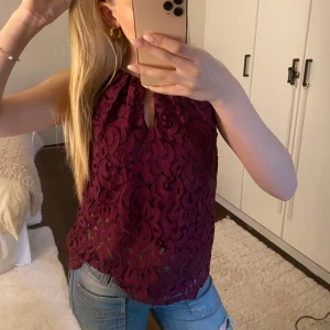 Röd topp 🍷 - Så fin vinröd topp! Helt oandvänd!!💞