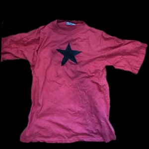 T-shirt⭐️ - En jätte fin röd t-shirts som jag har målat en stjärna på, med textilfärg:)På bilderna är det lite konstigt ljus men på bild 3 ser man färgen bättre❤️kontakta gärna innan köp:)