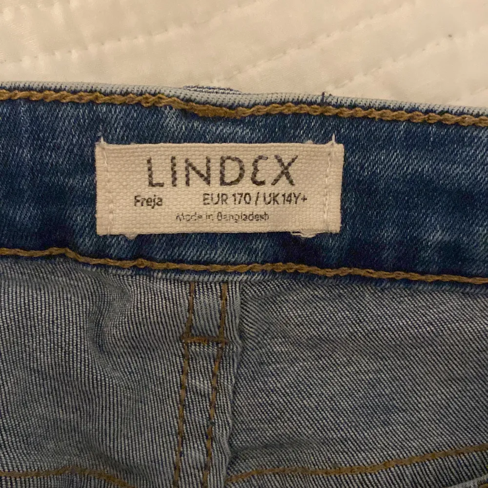 Säljer ett par snygga blå jeans från Lindex i storlek EUR 170 / UK 14Y+. De har en klassisk femficksdesign och en bekväm passform. Perfekta för vardagsbruk och kan matchas med nästan vad som helst. De är i bra skick och redo för en ny ägare!. Jeans & Byxor.