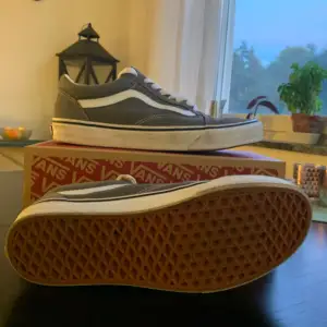 Säljer ett par klassiska Vans sneakers i grått med vita detaljer. Skorna är i nyskick och orginal box följer med! Hör av er vid minsta lilla fundering 🌴