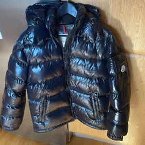 Riktigt snygg moncler jacka perfekt till vintern, säljer den för den är för liten för mig. Byten kan vara intressant. Storlek M passar 175/185 perfekt. Pris ej hugget i sten!