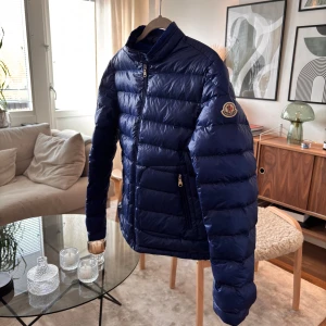 Blå dunjacka från Moncler - Säljer en snygg blå dunjacka från Moncler. Jackan är i nyskick och har inga märken eller fläckar. Den är perfekt för höst och vinter. Pris kan såklart diskuteras. Skriv för funderingar och bilder. Jackan är i storlek XS. 