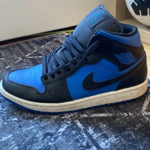 Jordan 1 mid stl (42) - Säljer mina feta Jordan 1 (mid) och har inte använt de mycket alls så de är i väldigt bra skick. Skriv vid funderingar! 