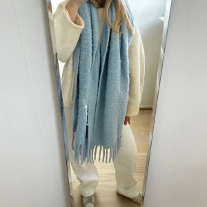 Supermysig halsduk! - Jätte mysig halsduk från Carin Wester! 🥰 Nästan aldrig använd och i fint skick!🤩