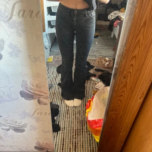 Svarta bootcut jeans från Crocker - Säljer ett par svarta bootcut jeans från Crocker i storlek 24/32. De är i bra skick och har en snygg flare vid benen. Perfekta för både vardag och fest! 🖤