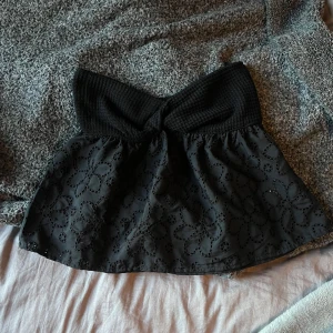 Söt topp - Svart topp från Shein. Endast använd fåtal gånger och i jättefint skick❤️ 