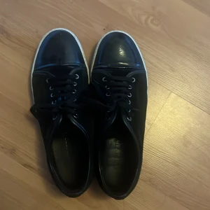 Svarta lanvin skor - Svarta lanvins skor som är i använt skick. Skorna har tecken på användning men fungerar fortfarande jätte bra. Pris kan diskuteras vid snabb affär.