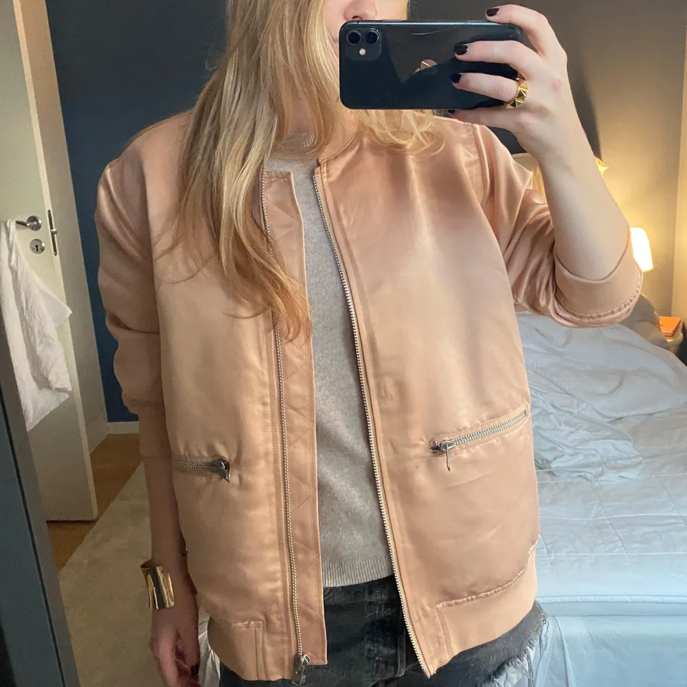 Beige/rosa bomberjacka💝 trekvarts armad med silver detaljer. Knappt använd - hör av dig vid frågor! . Jackor.