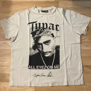 Oversized Tupac t-shirt, bra skick inga repor, slitningar och hål. STOR i storleken. Nypris 250kr, köpt i Tyskland!